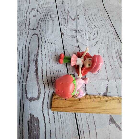Strawberry Shortcake Figure And Custard Cat 2 Inch Figure - Picture 9 of 9